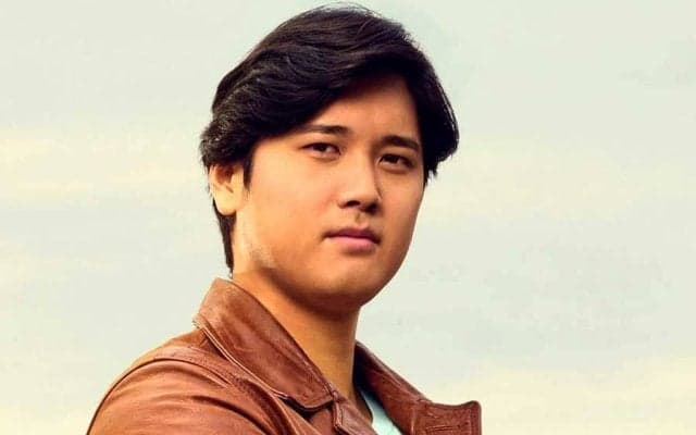 2746万円超の高級車に腰掛け…大谷翔平が“異例”の登場　存在感抜群の広告塔に「競技の頂点」