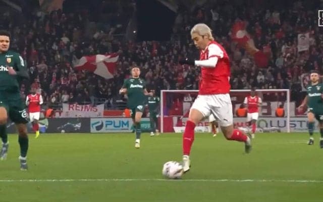 嘘だろ？速過ぎる！伊東純也、50m独走カウンター発動「まじで速いな」ど真ん中をぶち抜く爆速ランニングにスタジアム騒然