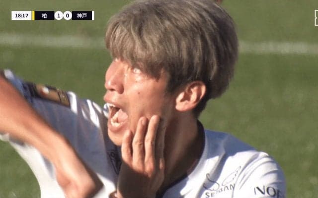 大迫勇也が激昂！ 顔面“肘打ち”で悶絶→カードなし判定に猛抗議「マジでふざけるな」「意図的だ」柏ジエゴは“悪癖”連発で後に退場
