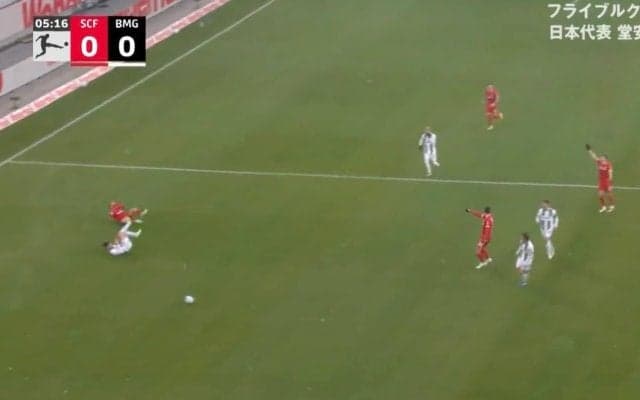 危ないだろ！ 堂安律が「やられた」 危険タックル→吹っ飛ばされた… スタジアムが大ブーイングの嵐「大丈夫か？」「マークがタイトだな」