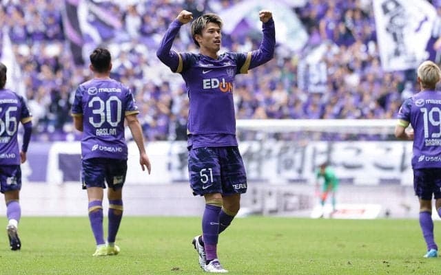 広島が逆転優勝へ望み繋ぐ5発快勝で3連敗ストップ！ ホーム最終戦で引退の青山敏弘も出場…J2降格札幌は惨敗【明治安田J1第37節】