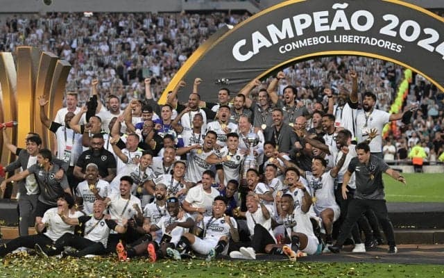 本田圭佑も祝福！ 開始2分の危険プレーで数的不利のボタフォゴ、元広島FWのゴールなどで初の南米王者に輝く！【コパ・リベルタドーレス】