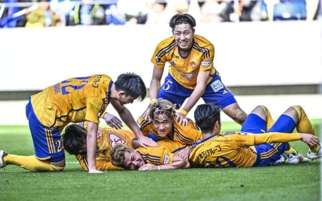 「スポーツマンシップのいい姿でした」J1昇格PO後に勝者・J2仙台の選手が敗者・長崎の選手に見せた「指揮官も目を細める感動の光景」とは……勝敗が付くスポーツだからこその紳士的振る舞い