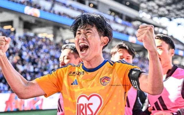 「海外クラブかと思った」「レベチすぎる」J2仙台サポーター2000人がJ1昇格POの敵地で見せた「横断幕の大量掲揚＆圧巻の声量」が絶賛の嵐！「DAZNで聞いててもレベル違った」と驚きの声