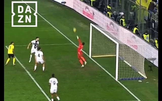 「人間を超えた…」鈴木彩艶が“神反応スーパーセーブ”炸裂→敵FWも唖然！「奇跡を起こした」「またも防いだ」現地メディアも大絶賛