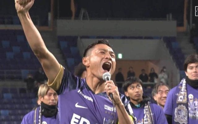 「神様が言ってますよ！俺らに優勝しろって」首位に肉薄！広島・青山敏弘の“ぶちあつ”パフォーマンスが話題沸騰「2013年と同じ」「これは泣く」