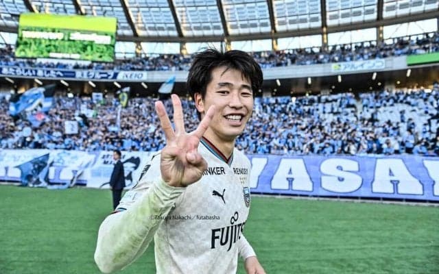 「アキさんに怒られてるw」J1川崎FW山田新の3得点＆2失点に仲間から“喝”！「ハットトリック決めてこんなに怒られる人初めて見たわw」「雰囲気よすぎて泣きそう」の声