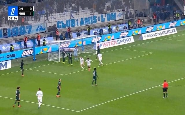 一体、何が！？ DF陣“混乱”…バックヘッドで繋いだスーパーゴールにデゼルビ監督も感情爆発 「めっちゃ喜んでる」SNS注目