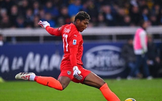 飛びすぎだろ…鈴木彩艶の“80m級ロングキック”が衝撃的！「誇張抜きでエグすぎ」「敵プレスを無力化」驚愕フィードの一部始終