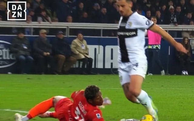 「信じられないミス…」鈴木彩艶とパルマDFの“お見合い失点”に海外メディアが苦言！「本当に残念」「混乱」痛恨の連携エラー