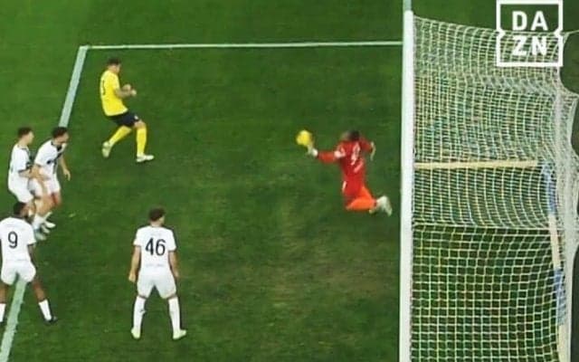 「怪物だ」鈴木彩艶の“ミラクルセーブ”に現地メディア衝撃！「驚異的な反応」「スーパーGKだ」予測不能シュートを弾いた瞬間