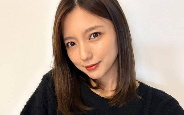 ｢お茶目なポーズ、めっかわ｣元日本代表の鹿島MF柴崎岳の美人妻、お忍びキャップ姿で｢子供と一緒｣家族でお出かけプラべショット｢カメラマンは岳さん｣｢幸せな笑顔｣