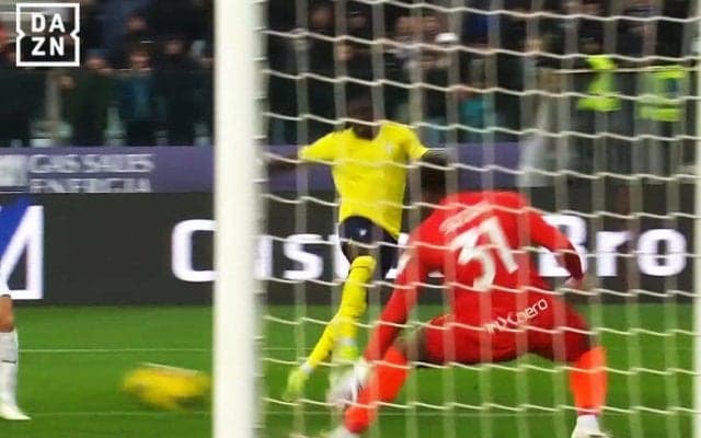 「手足が自由自在！」鈴木彩艶の“超反応セーブ”にファン驚愕！「無双だ」「左足が伸びた」「ポジショニングも完璧」実況も唸った瞬間