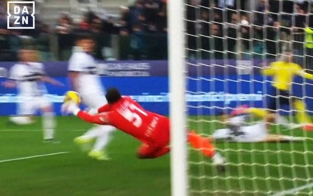 「和製ブッフォン」としてビッグクラブへ？ 鈴木彩艶、“爆速クロス”に超反応！「難しいボールをよく弾いた」「セーブ後も良い」ファン大興奮