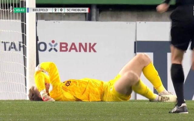 「堂安も心配そう」超近距離の強烈シュートを“魂の顔面セーブ” GK倒れ込みスタジアム騒然「大丈夫か？」「もろに…」