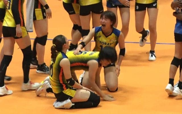 思わず崩れ落ちちゃった…“劇的”すぎるサービスエースが話題 試合を決めた控えセッターの“超美技”に狂喜乱舞の一コマ