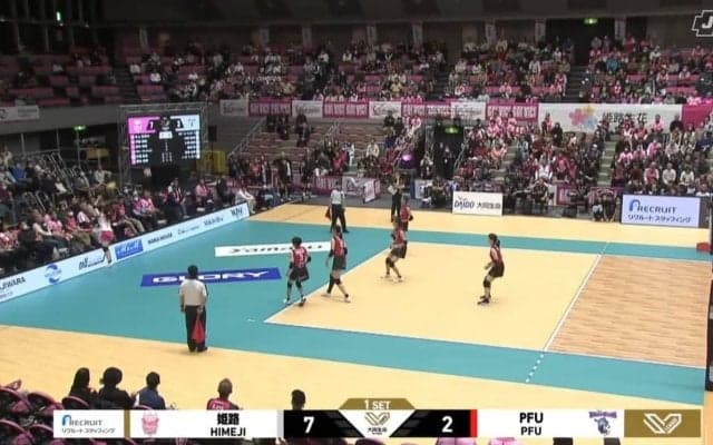 客席に飛び込んでレシーブ→5秒後にスパイクをレシーブ→得点を生むトス！ 女子バレー選手のガッツに大歓声