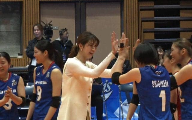 なぜそこに…？ 一人だけ美脚な私服姿の木村沙織が…！ 「これは試合か映画の撮影か」思わぬ演出にファンの反響止まず