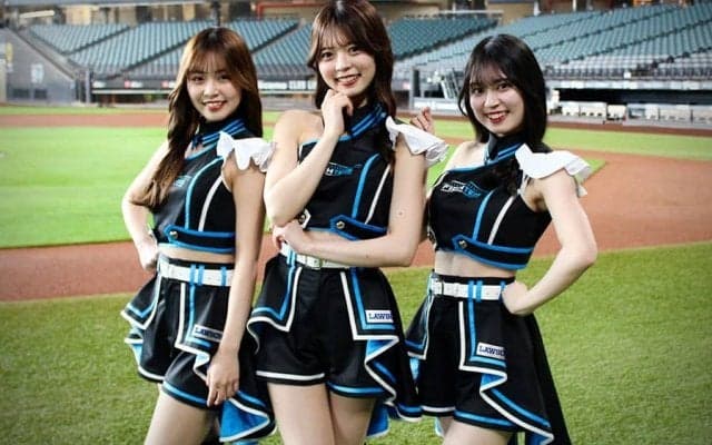 北海道に舞い降りた“美女”は「世界一かわいい」　人気チアと異色コラボが「最高じゃん」