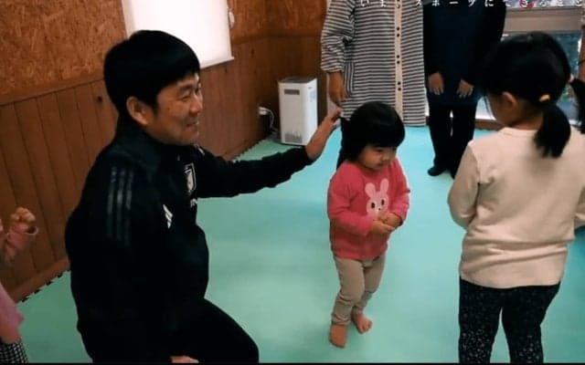 森保一監督「サッカーやってるおじちゃんです」“子供たちとの交流”が反響「優しすぎて泣きそう」「人格者」能登復興支援で現地訪問