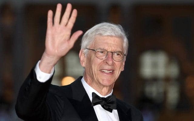 「ヴェンゲル何やっているんだ」 名将がクラブW杯抽選会でダンス…異様な光景にファンが困惑　「身震いした」