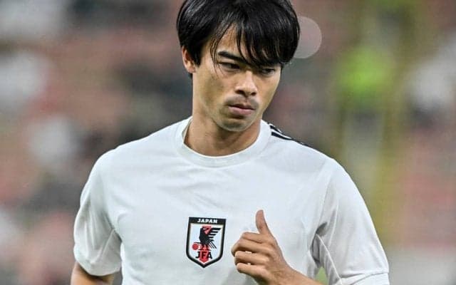 「もう何回見ても笑ってしまう〜」練習前の三笘の「なかなか見られない姿」にファン歓喜！「なかなか袖通らないのかわいすぎる」「想像以上にパン咥えた女子高生だった」などの声