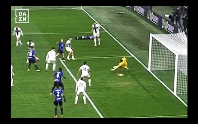 “衝撃の16秒”鈴木彩艶が無念…至近距離弾ビッグセーブが「凄すぎ」→守備崩壊で「責任なし…」王者インテルの洗礼を受けた瞬間