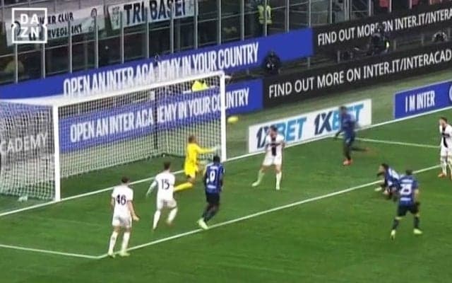 「なんてセーブだ！」鈴木彩艶、セリエA最強FWを止めた！強烈ヘッド弾を“右手１本”で防ぎ現地メディア称賛「素晴らしい反応」