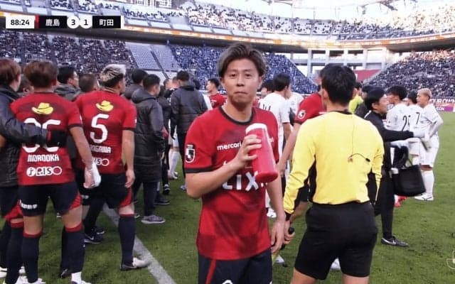 え、何してんの？ 乱闘中に“１人でニヤニヤ”「カメラ目線すなw」「最高にウケる顔」鹿島DFの珍行動に爆笑の嵐