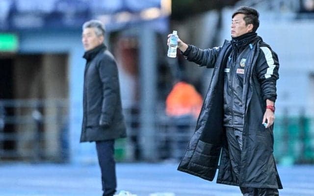 川崎・鬼木監督が試合後に福岡・長谷部監督の元へ足を運んで異例のハグ……試合前には笑顔で握手を交わしており、退任が決定している両氏が試合前後に時間作る