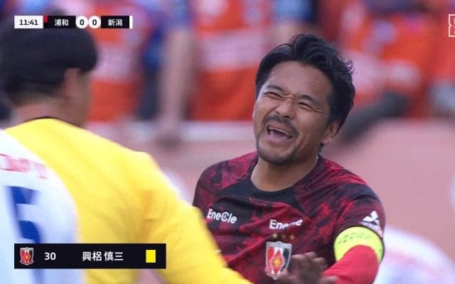 「危うく退場しかねない気合」浦和・興梠慎三の“ラストタックル”が話題 現役最後のイエローで口元は「ごめん」SNS注目