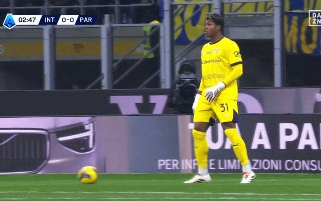 ワンステップで70m級！ 鈴木彩艶の“飛びすぎフィード”にファン驚愕！「ガチでキックは世界有数」「ザイオン砲」