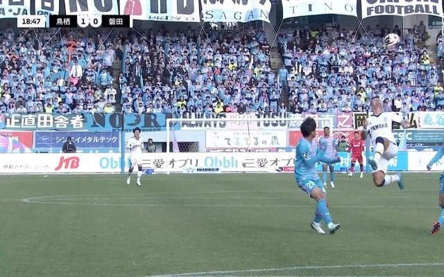 衝撃！顔面キックに敵地騒然 磐田、あわや“一発退場”も「イエローで助かった」 スタジアムが固唾を飲んだVARの一部始終