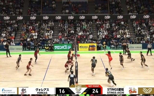 これはヤバい…観客も騙された！ バレーボールで衝撃トリックプレー 会場どよめきの妙技に「声出たわ！！」驚きの声相次ぐ