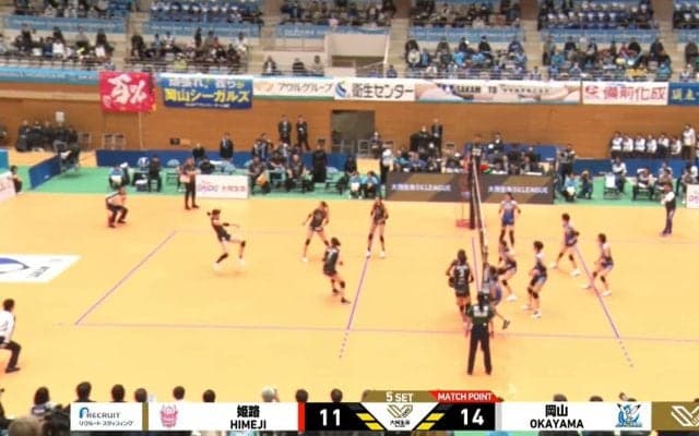 女子とは思えない…レシーバーが吹っ飛ぶ衝撃スパイク 驚きの瞬間にファン驚愕「強烈！」