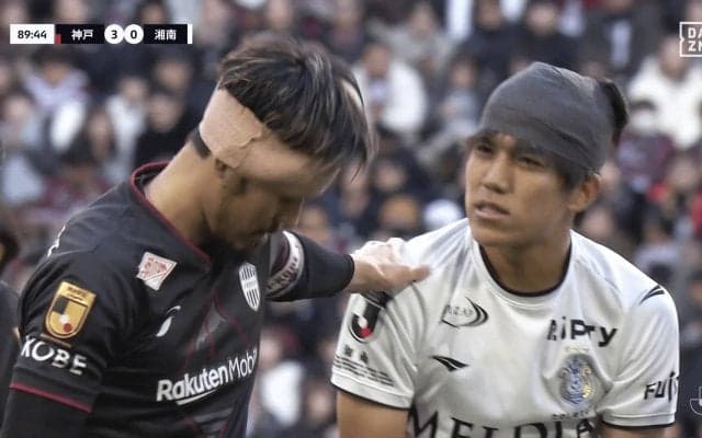 ガツン！ 顔と頭が“激突”で流血…「危ない！」「結構ガッツリぶつかってる…」Jリーグ最終節でファンが肝を冷やした瞬間