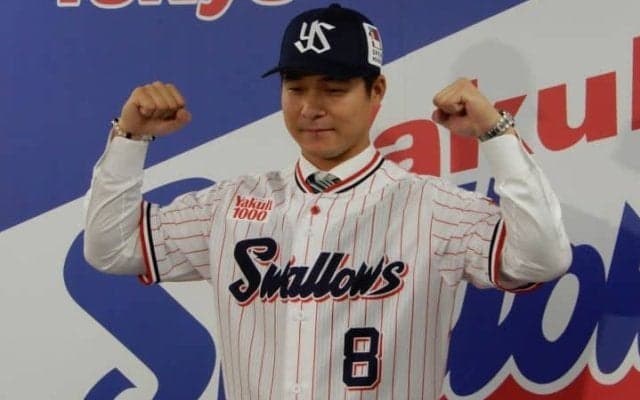 【ヤクルト】FA移籍の茂木栄五郎、持ち味は「長打力」　競争に“打ち勝ち”レギュラー獲り誓う　入団会見で背番号「8」披露