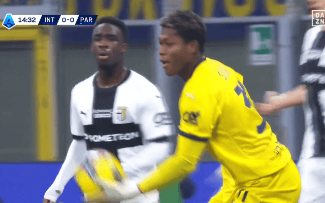 「なにしてんの笑」鈴木彩艶の“珍パントキック”に総ツッコミ！「痛そう」「低弾道すぎる」味方の背中に直撃した瞬間