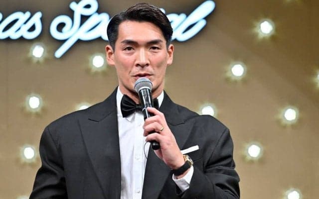 「赤はよく着るよね」槙野智章氏が妻で女優の高梨臨の「真っ赤なドレス姿」にデレデレ！ 夫婦そろって表参道に姿を現し、見つめ合うなど仲睦まじい様子を披露