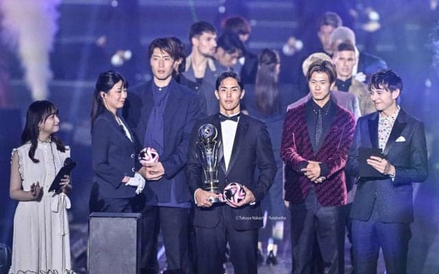 プロ1年目の超新進気鋭選手も含めた24年シーズン「J1ベストイレブン」発表される！ 神戸3人、鹿島・G大阪・広島2人らが名を連ねる……７人が初選出のフレッシュな陣容