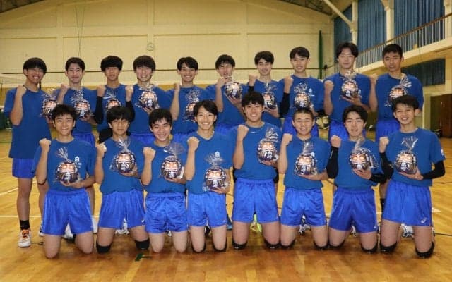 春高バレー群馬代表2校に必勝ダルマ　全国大会へ「平常心で」「緊張したら声を出す」