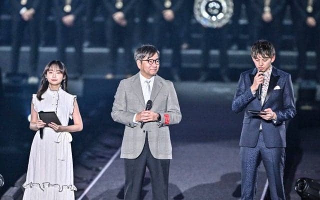 「バカ興奮した」「かっこよすぎた」Jリーグアウォーズに突如現れた超人気男性グループのライブパフォーマンスが大反響！ 武藤嘉紀らJ優秀選手のランウェイウォークを盛り上げる