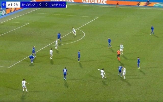 何が起きた？ 旗手怜央、意表を突く“動き”… 転倒して0.5秒→“超速フリーキック”を放つ瞬間　相手の隙を見逃さないトリックプレー