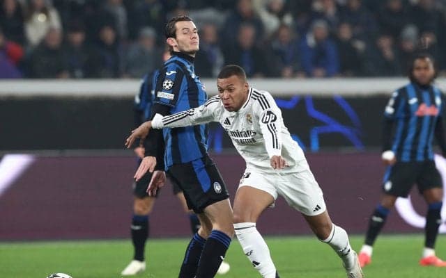 エンバペが「理不尽すぎる…」「エグい」“神ファーストタッチ”から鮮やかゴール！「やっとお目覚め？」→直後に負傷交代