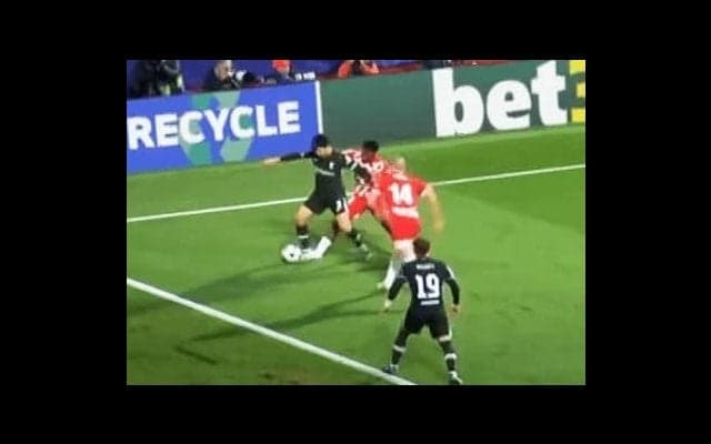 強い！ 遠藤航、２人相手の“鬼キープ”炸裂！ リヴァプールをＣＬ６連勝に導く「さすが！」「最後に背負うのいいよな」