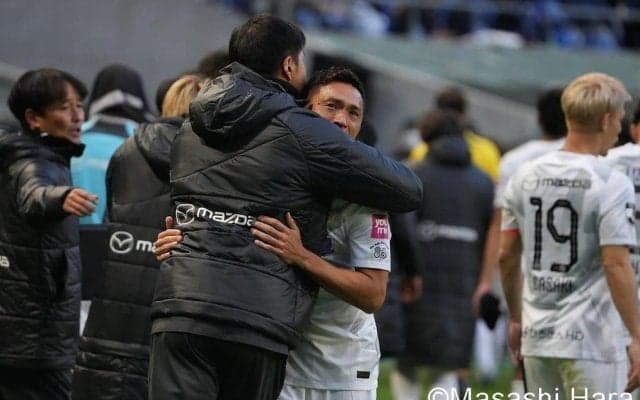 泣きじゃくる加藤陸次樹を慰める｢イケメン過ぎる｣ストライカー、敵地で惜しみない拍手を送られた｢今シーズン引退｣バンディエラ【明治安田J1リーグ 第38節 ガンバ大阪vsサンフレッチェ広島】PHOTOギャラリー