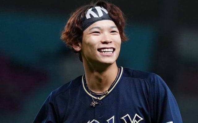 スーツ姿にオリ姫“悶絶”「モデルみたい」　28歳が締める高級ネクタイ「目の保養」