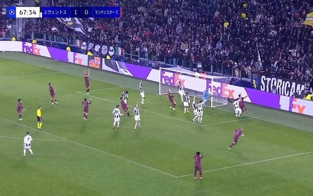 一体、何が！？選手10人が一斉にアピール→主審は“多数派”を支持？ ドイツ代表MFが思わず落胆したゴール際の攻防