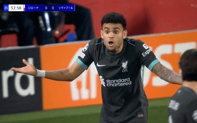 疑惑の判定！「当たり屋やん…」リヴァプールFW、転倒して膝蹴り被害→不可解なイエロー処分「意味不明」「ディアスは何も悪くない」