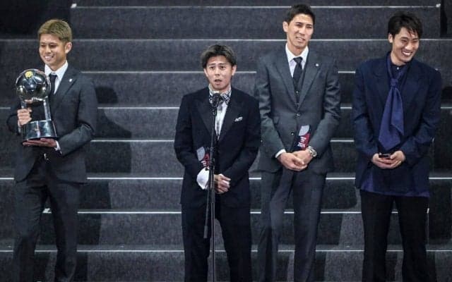 「後ろのテーブルが気になりすぎる（笑）」Jアウォーズ爆笑スピーチの裏側、控室での鹿島トリオ＆ガンバ会の反応が話題！「めっちゃほっこり」「最高だなw」の声